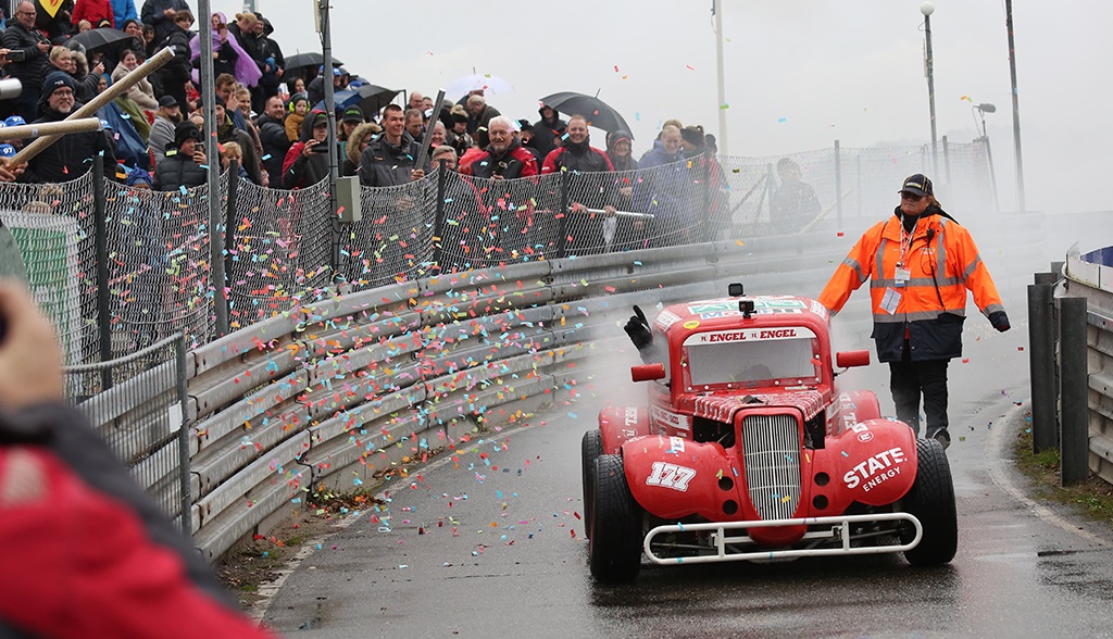 Vinder af oldboymesterskabet Lars Bohnensach Ebbesen, fik kørt lidt ekstra dækmønster af efter sæsonens sidste løb.
(Foto: Motorsporten.dk)